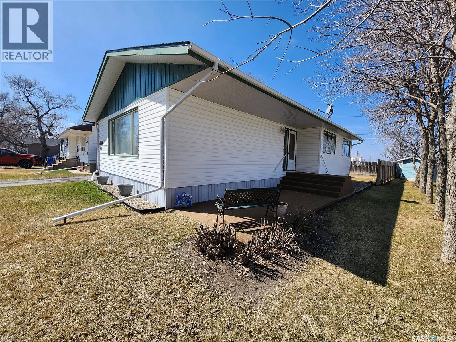 503 1St Avenue E, Lampman, SK - Outdoor