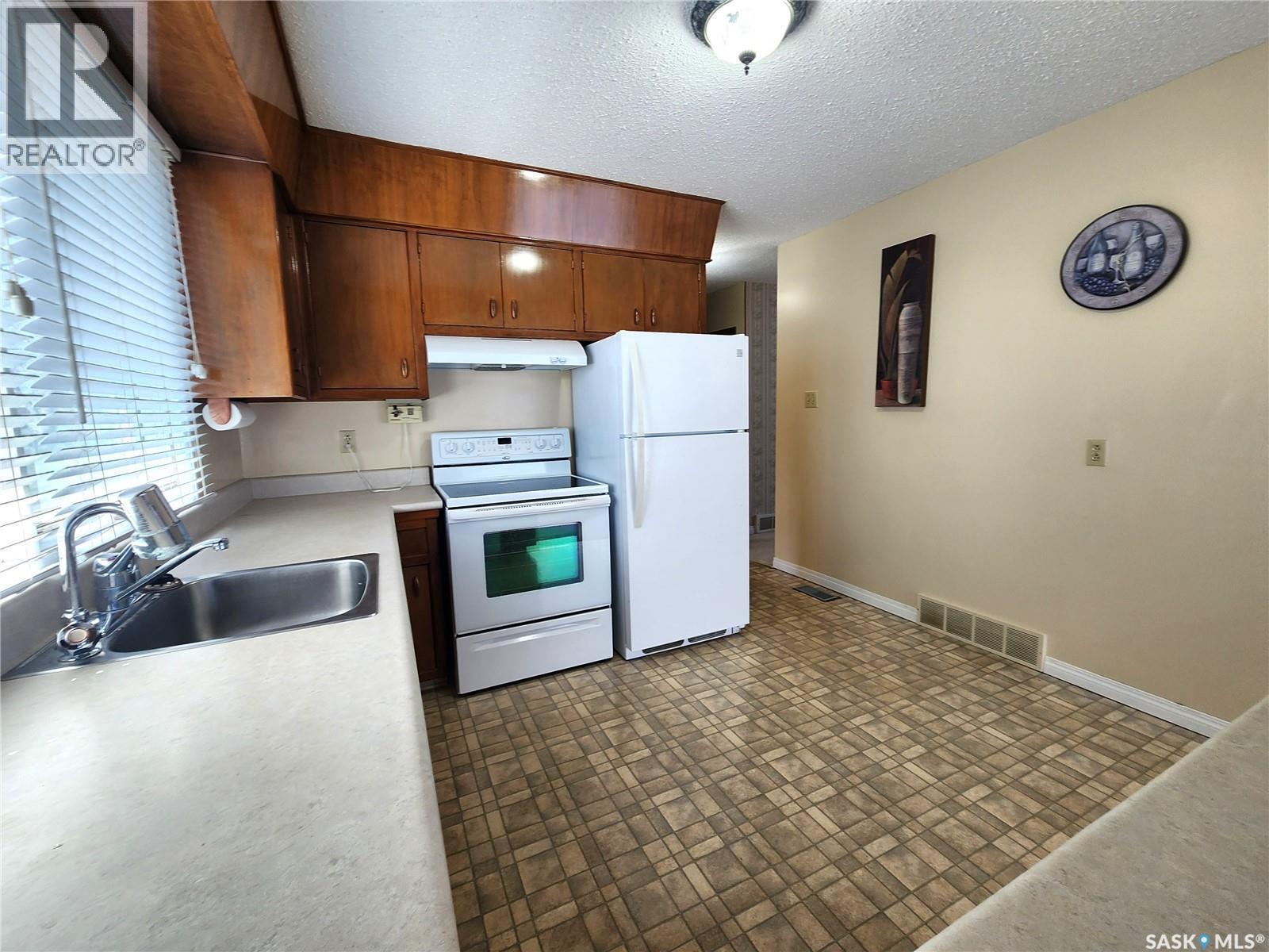 503 1St Avenue E, Lampman, SK - Indoor Photo Showing Kitchen