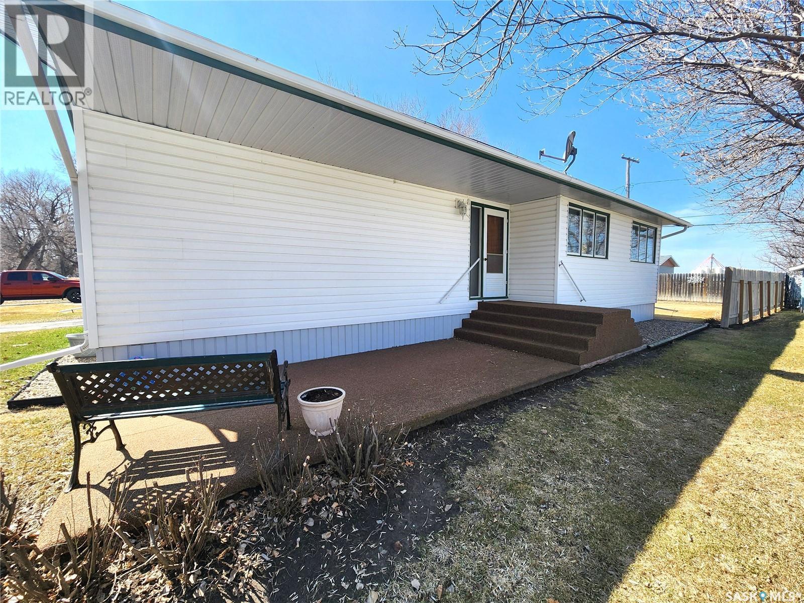 503 1St Avenue E, Lampman, SK - Outdoor