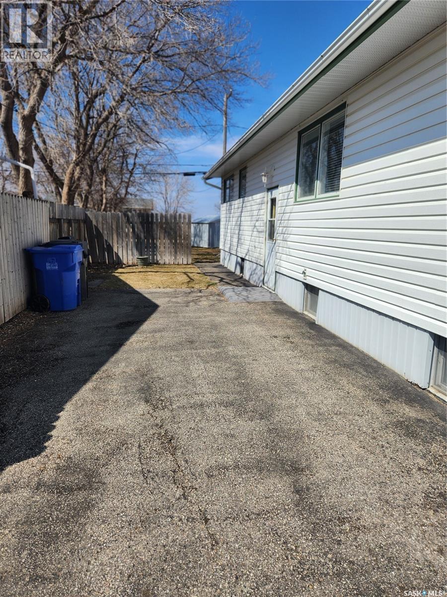 503 1St Avenue E, Lampman, SK - Outdoor