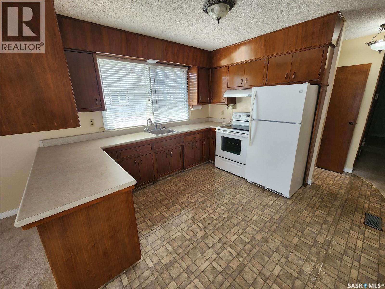 503 1St Avenue E, Lampman, SK - Indoor Photo Showing Kitchen