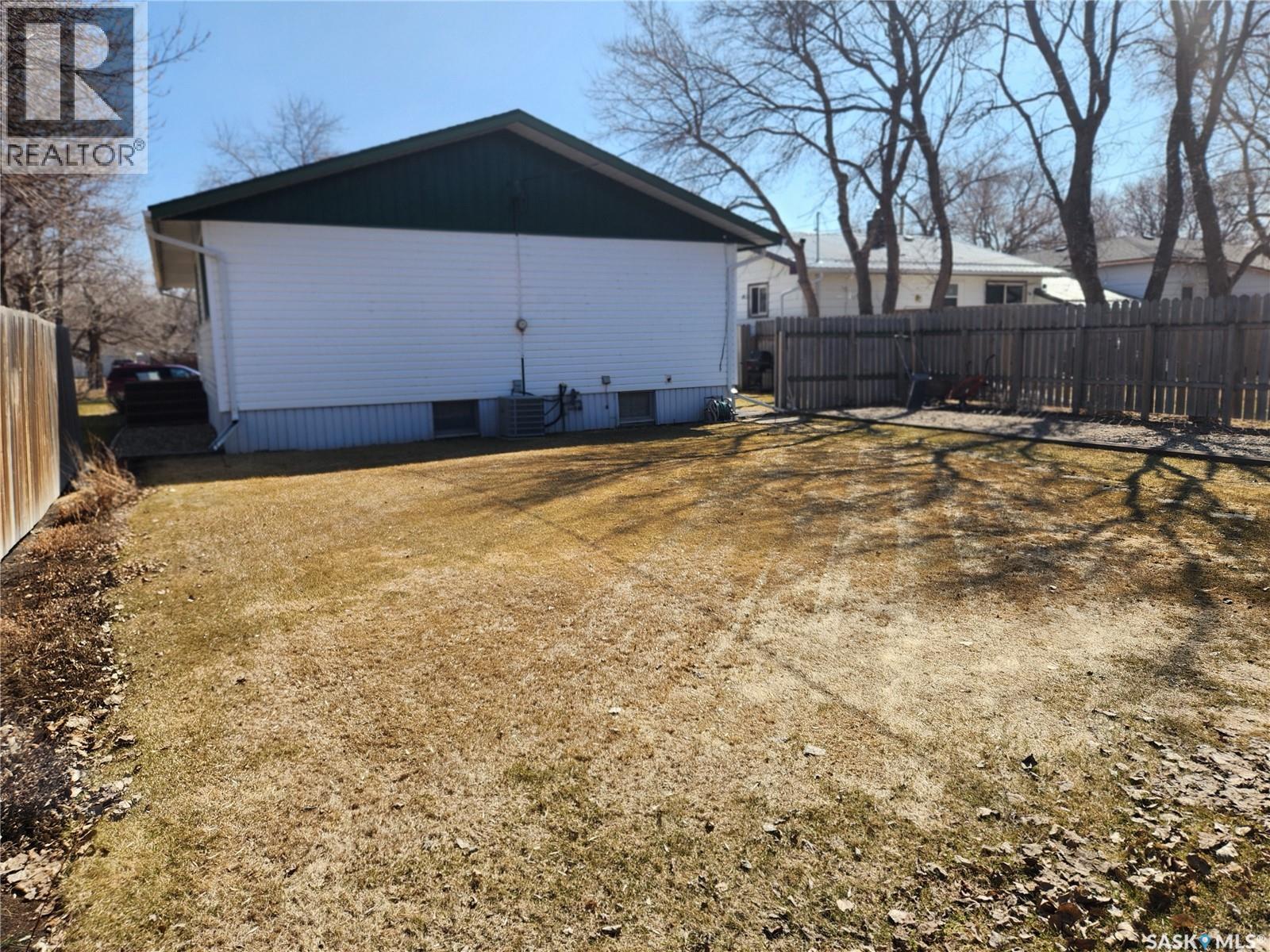 503 1St Avenue E, Lampman, SK - Outdoor