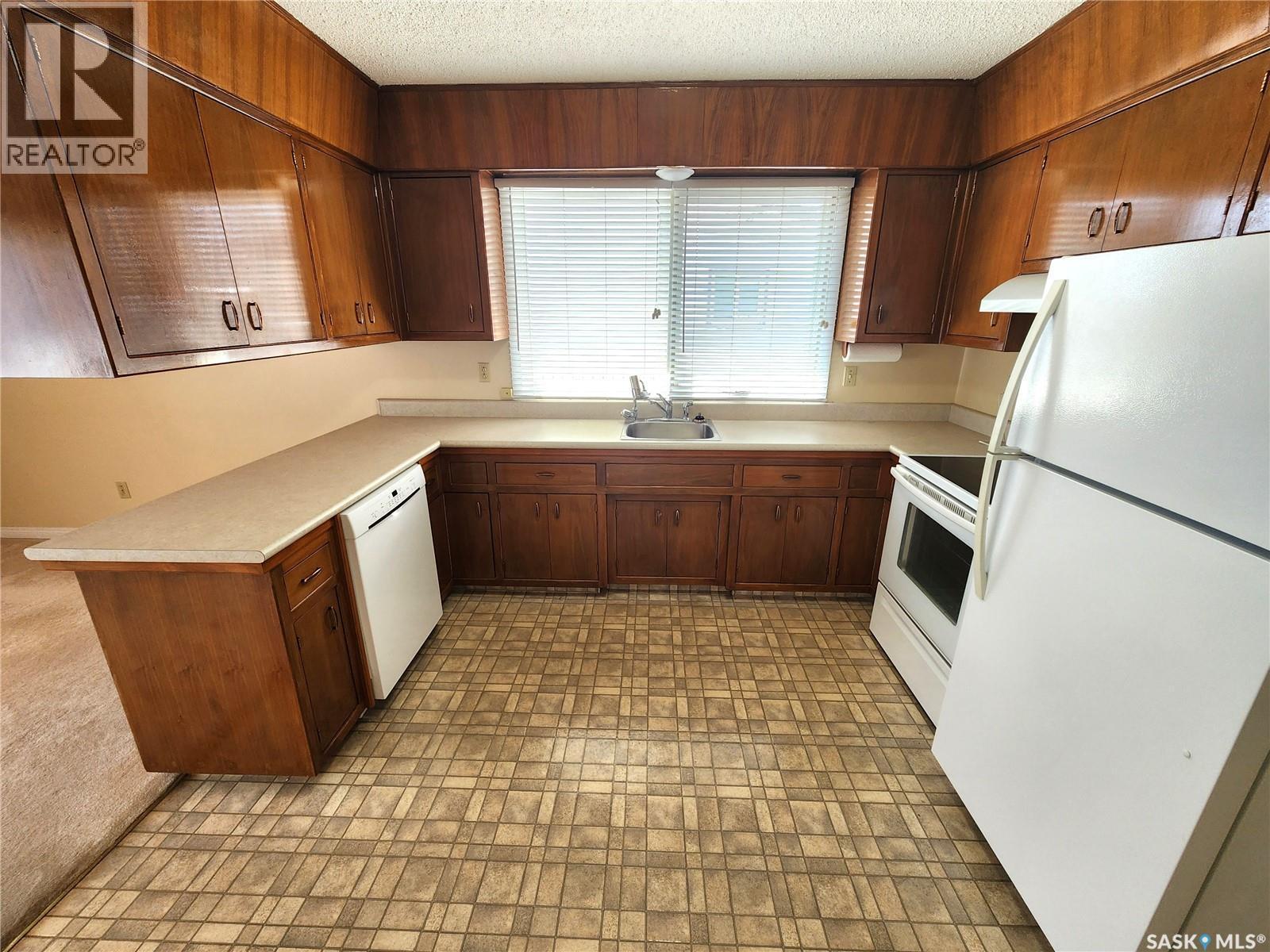 503 1St Avenue E, Lampman, SK - Indoor Photo Showing Kitchen