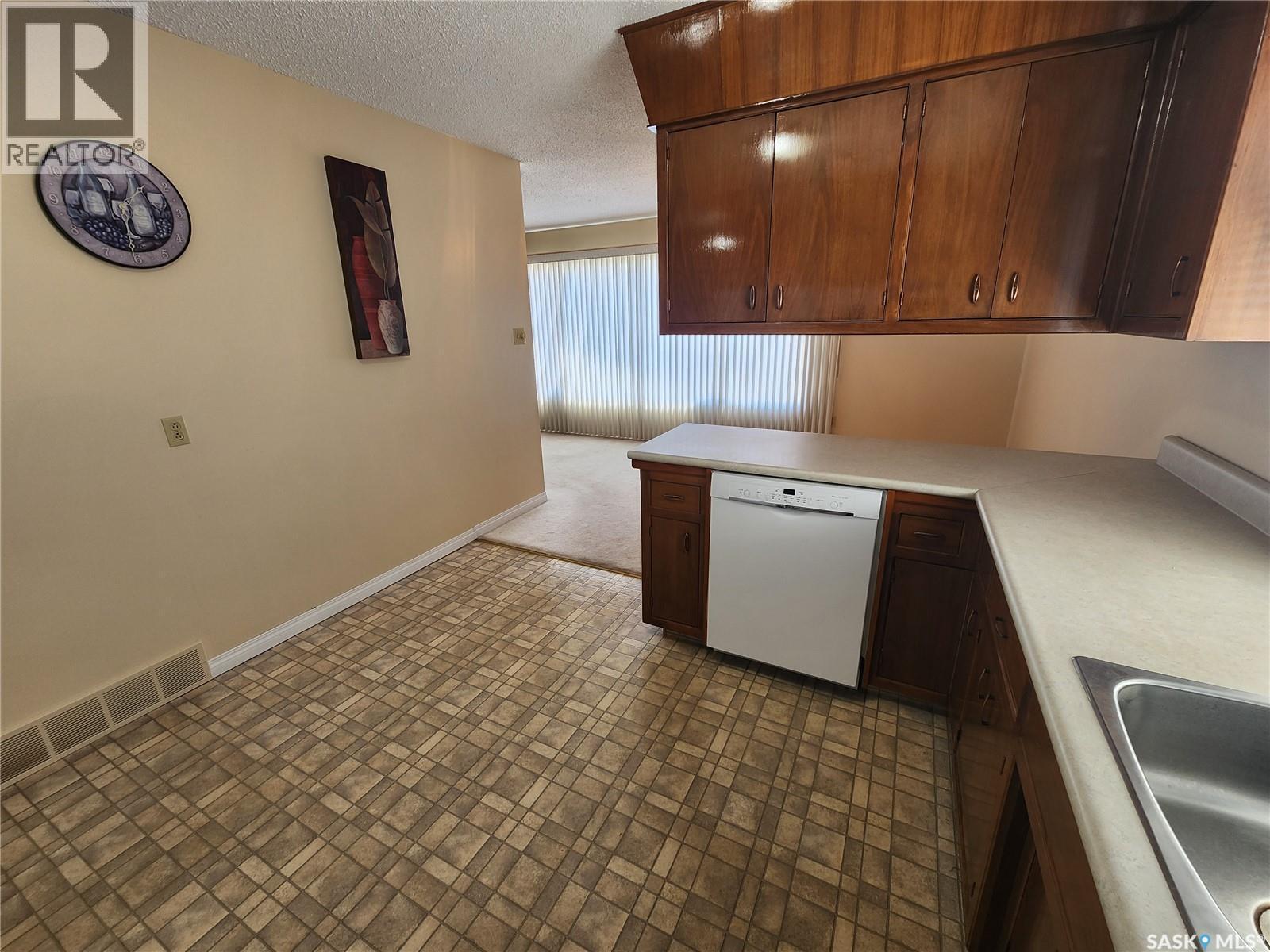 503 1St Avenue E, Lampman, SK - Indoor Photo Showing Kitchen