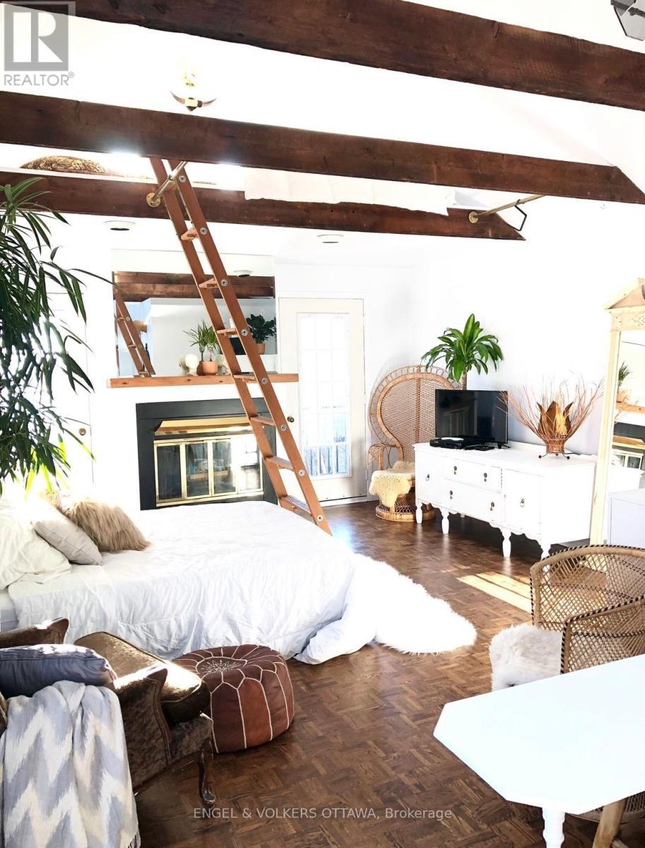 86 Bruyere Street, Ottawa, ON - Indoor Photo Showing Bedroom