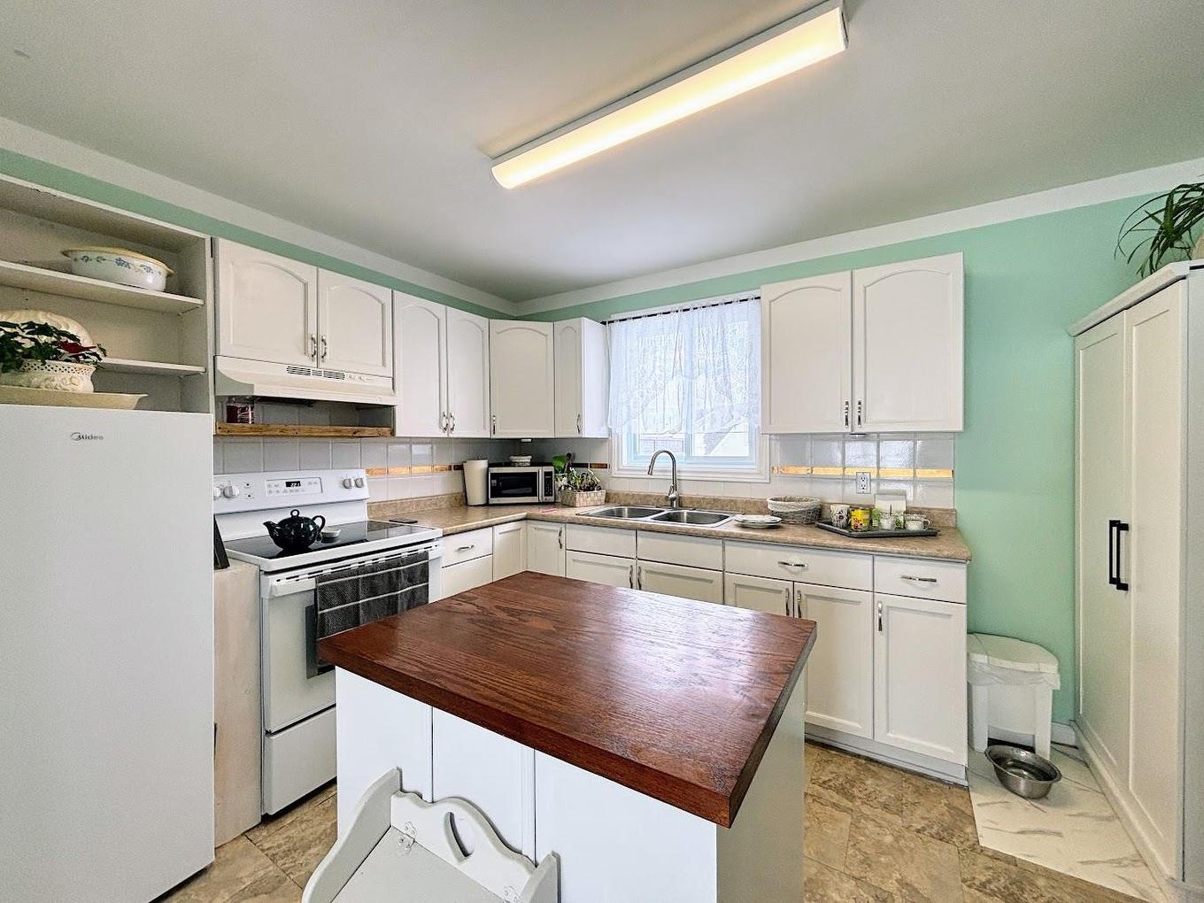 18 Swallow Drive, Manitouwadge, ON - Indoor Photo Showing Kitchen With Double Sink