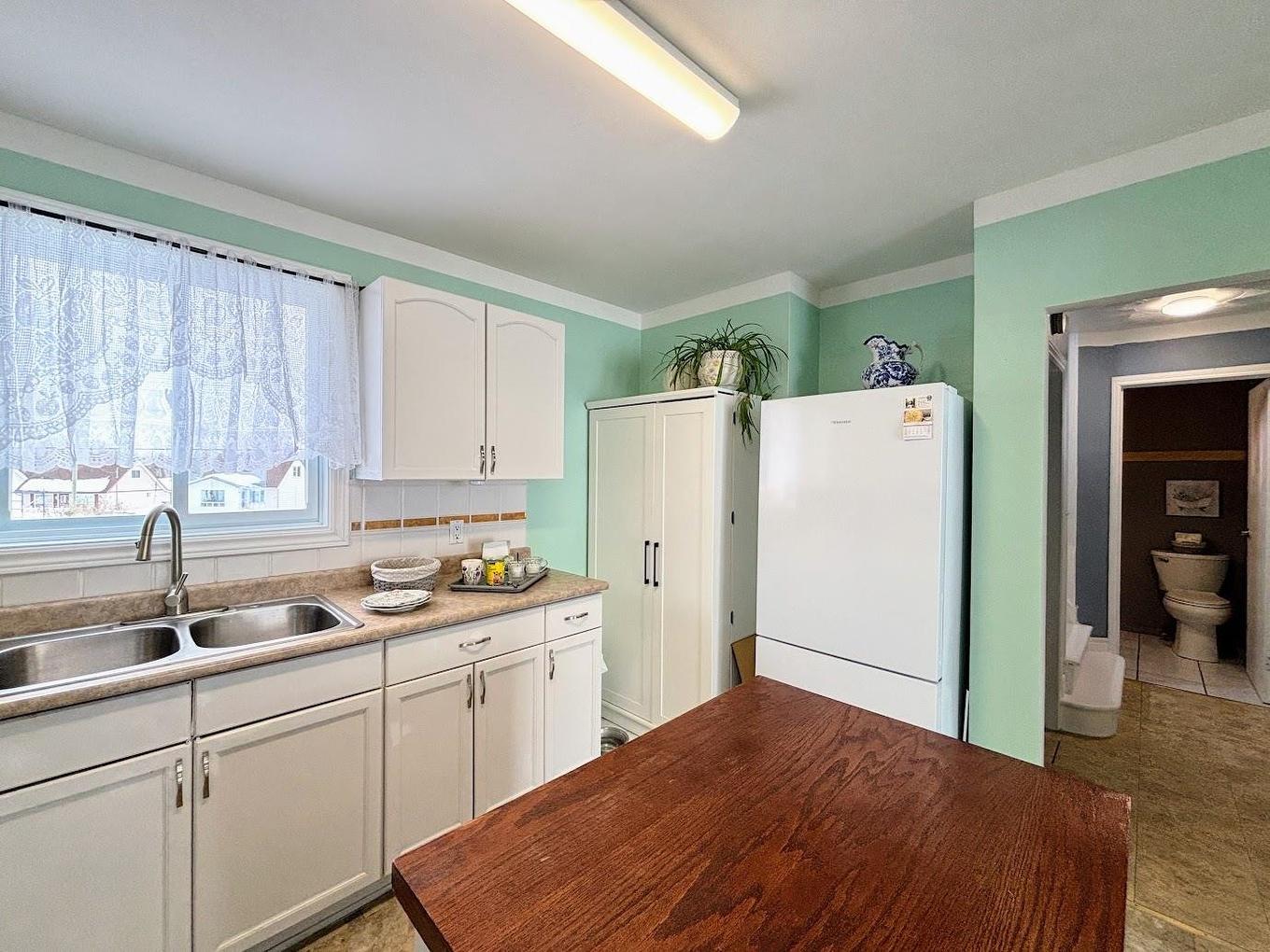 18 Swallow Drive, Manitouwadge, ON - Indoor Photo Showing Kitchen With Double Sink