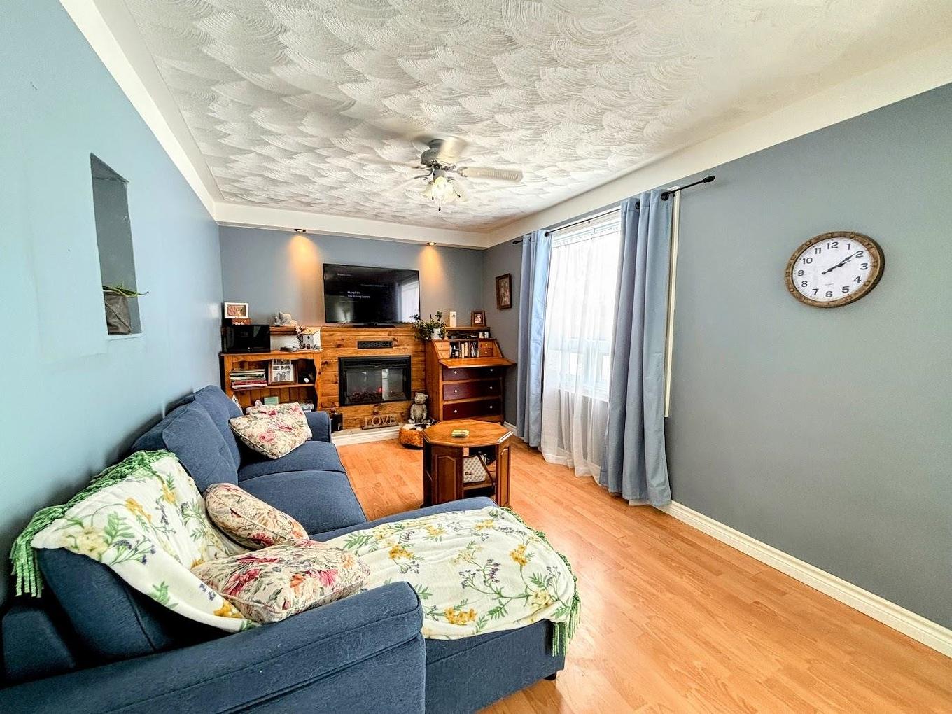 18 Swallow Drive, Manitouwadge, ON - Indoor Photo Showing Living Room