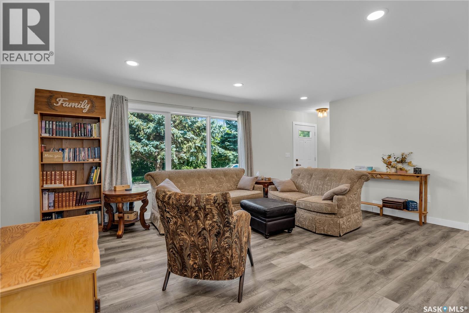 402 Alexander Street, Radisson, SK - Indoor Photo Showing Living Room