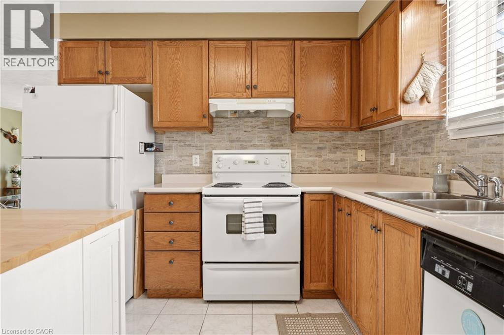 37 Thistlemoor Drive, Caledonia, ON - Indoor Photo Showing Kitchen With Double Sink