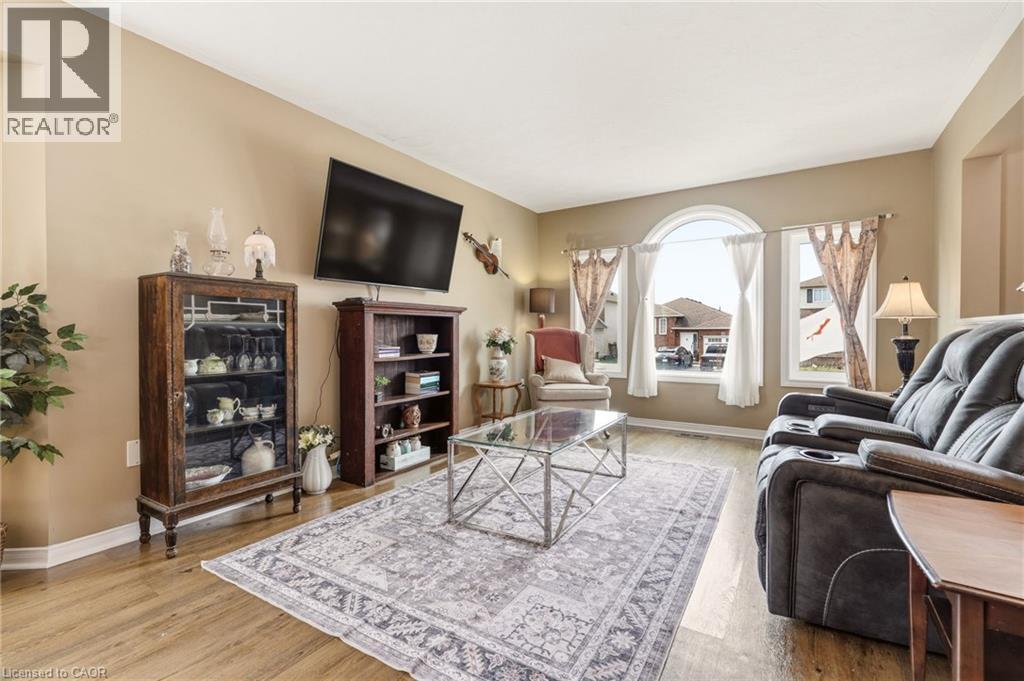37 Thistlemoor Drive, Caledonia, ON - Indoor Photo Showing Living Room