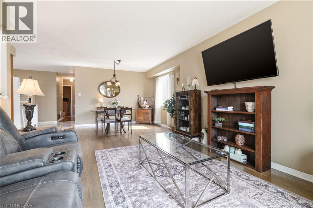 37 Thistlemoor Drive, Caledonia, ON - Indoor Photo Showing Living Room