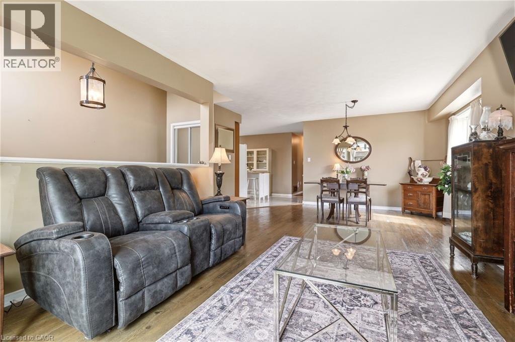 37 Thistlemoor Drive, Caledonia, ON - Indoor Photo Showing Living Room