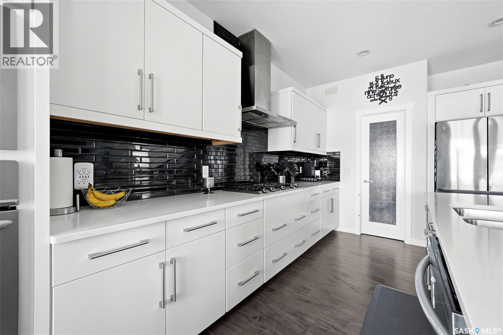 5237 Snowbirds Crescent, Regina, SK - Indoor Photo Showing Kitchen With Upgraded Kitchen