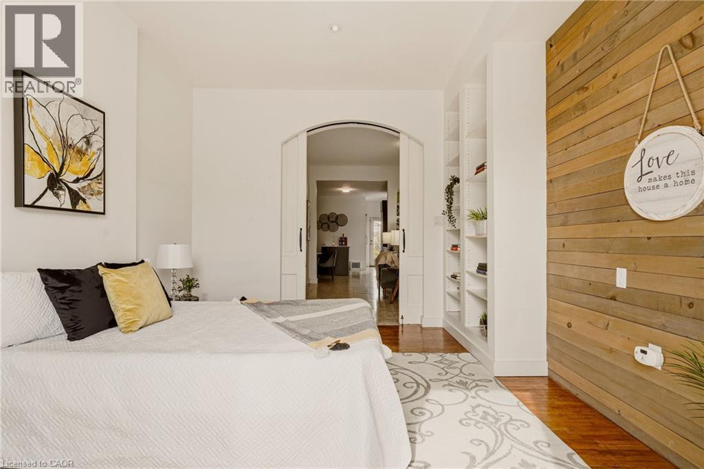 163 Victoria Avenue N, Hamilton, ON - Indoor Photo Showing Bedroom