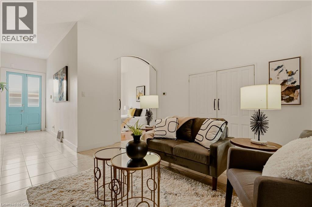 163 Victoria Avenue N, Hamilton, ON - Indoor Photo Showing Living Room