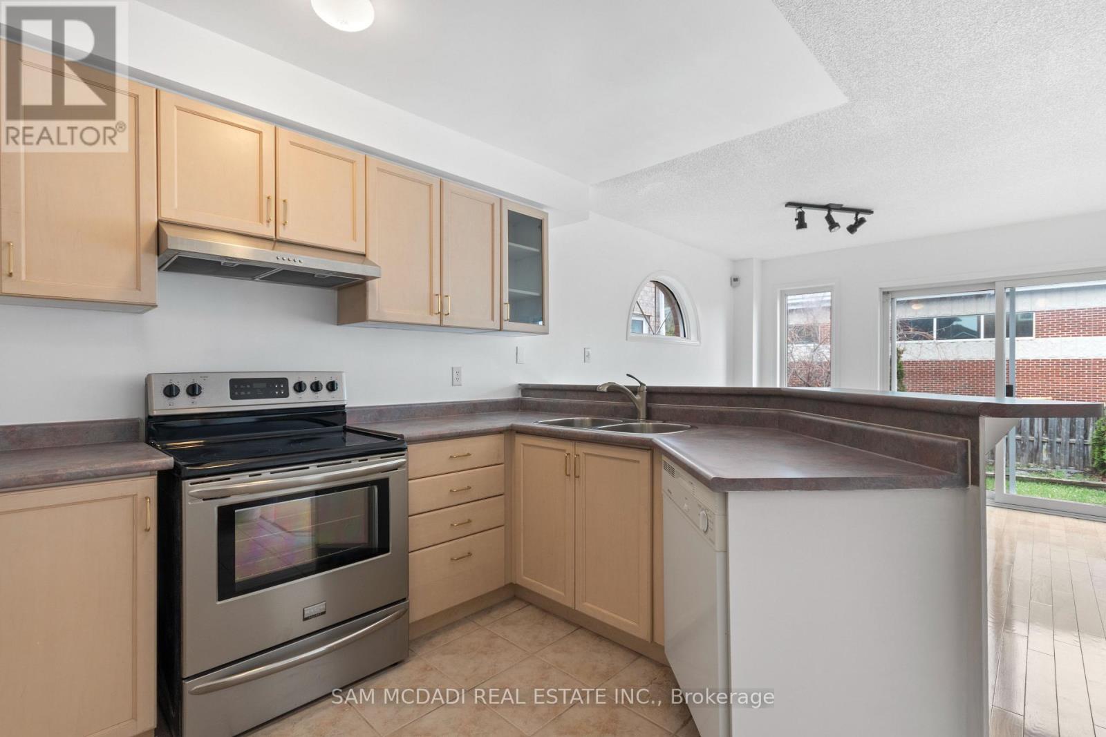 5411 Sweetgrass Gate, Mississauga, ON - Indoor Photo Showing Kitchen With Double Sink