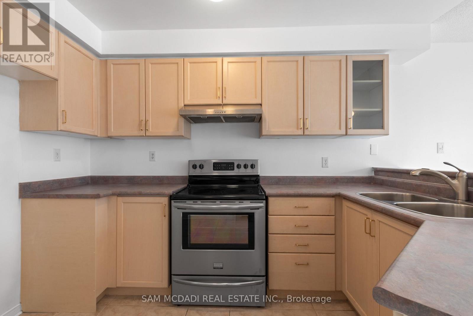 5411 Sweetgrass Gate, Mississauga, ON - Indoor Photo Showing Kitchen With Double Sink