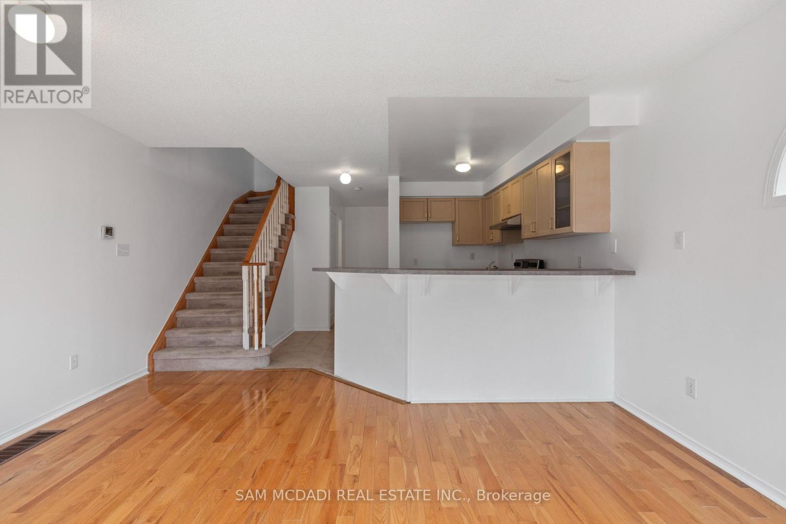 5411 Sweetgrass Gate, Mississauga, ON - Indoor Photo Showing Kitchen