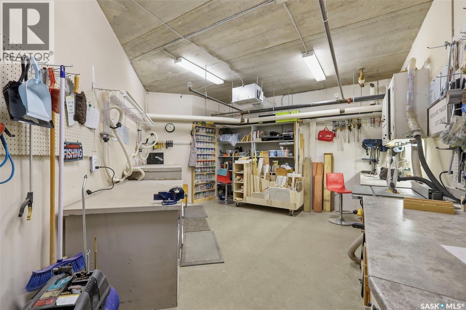 215 934 Heritage View, Saskatoon, SK - Indoor Photo Showing Garage