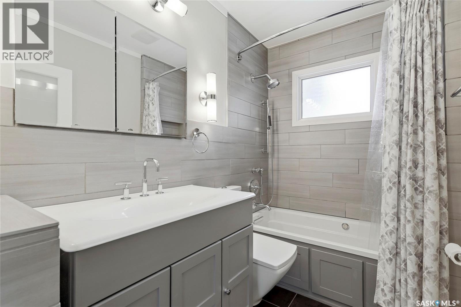 12 Secord Place, Regina, SK - Indoor Photo Showing Bathroom
