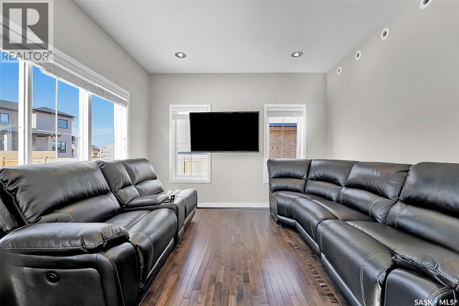 611 Pichler Crescent, Saskatoon, SK - Indoor Photo Showing Living Room