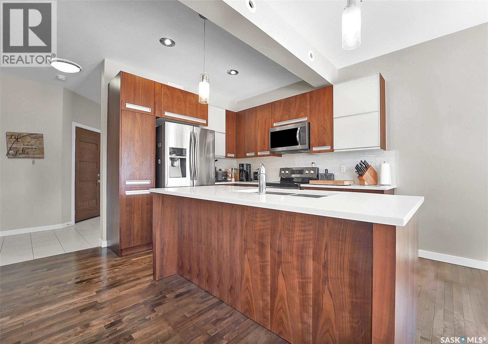 611 Pichler Crescent, Saskatoon, SK - Indoor Photo Showing Kitchen With Upgraded Kitchen
