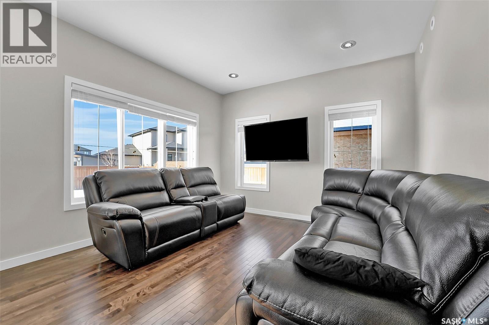 611 Pichler Crescent, Saskatoon, SK - Indoor Photo Showing Living Room