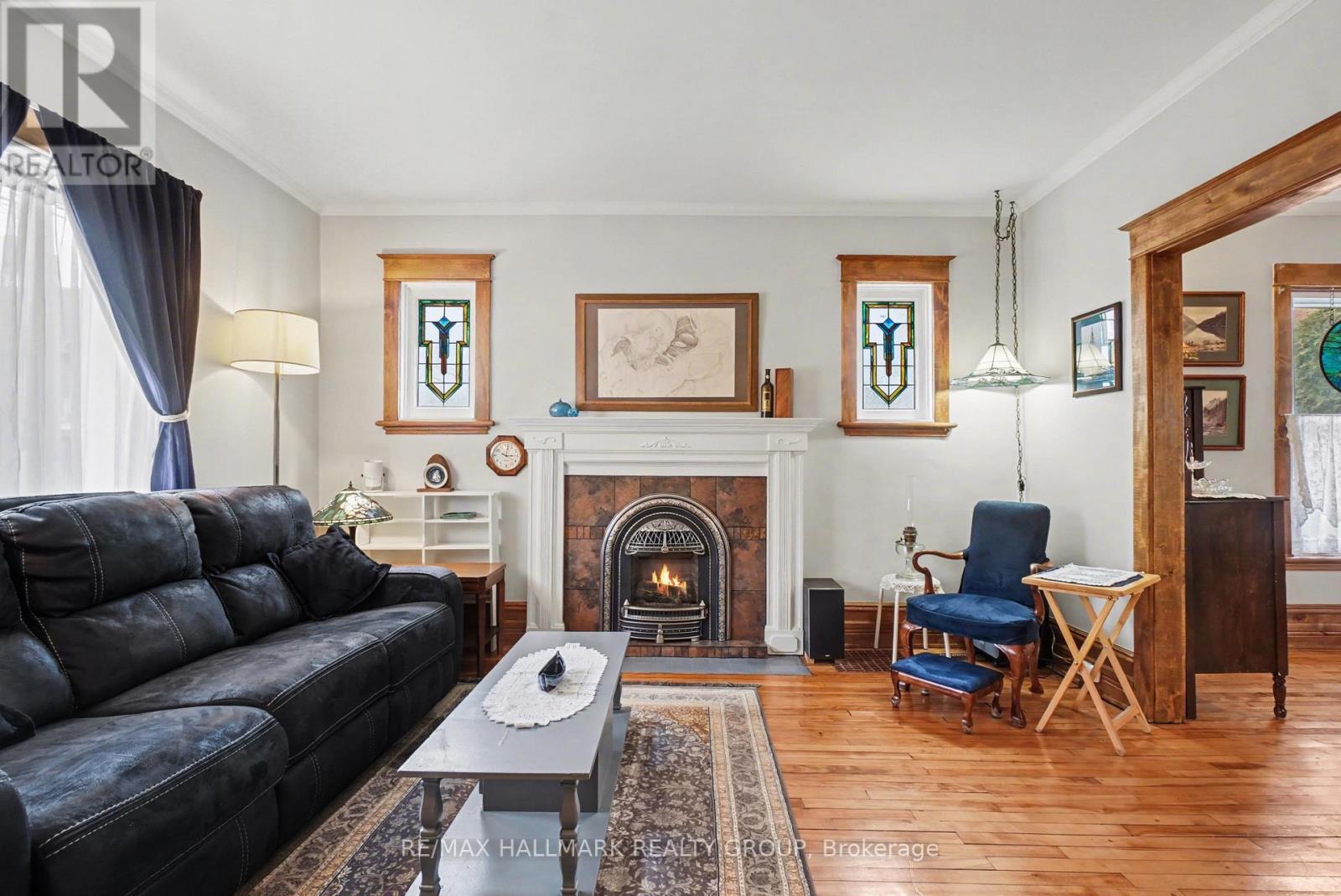 115 Hamilton Avenue N, Ottawa, ON - Indoor Photo Showing Living Room With Fireplace