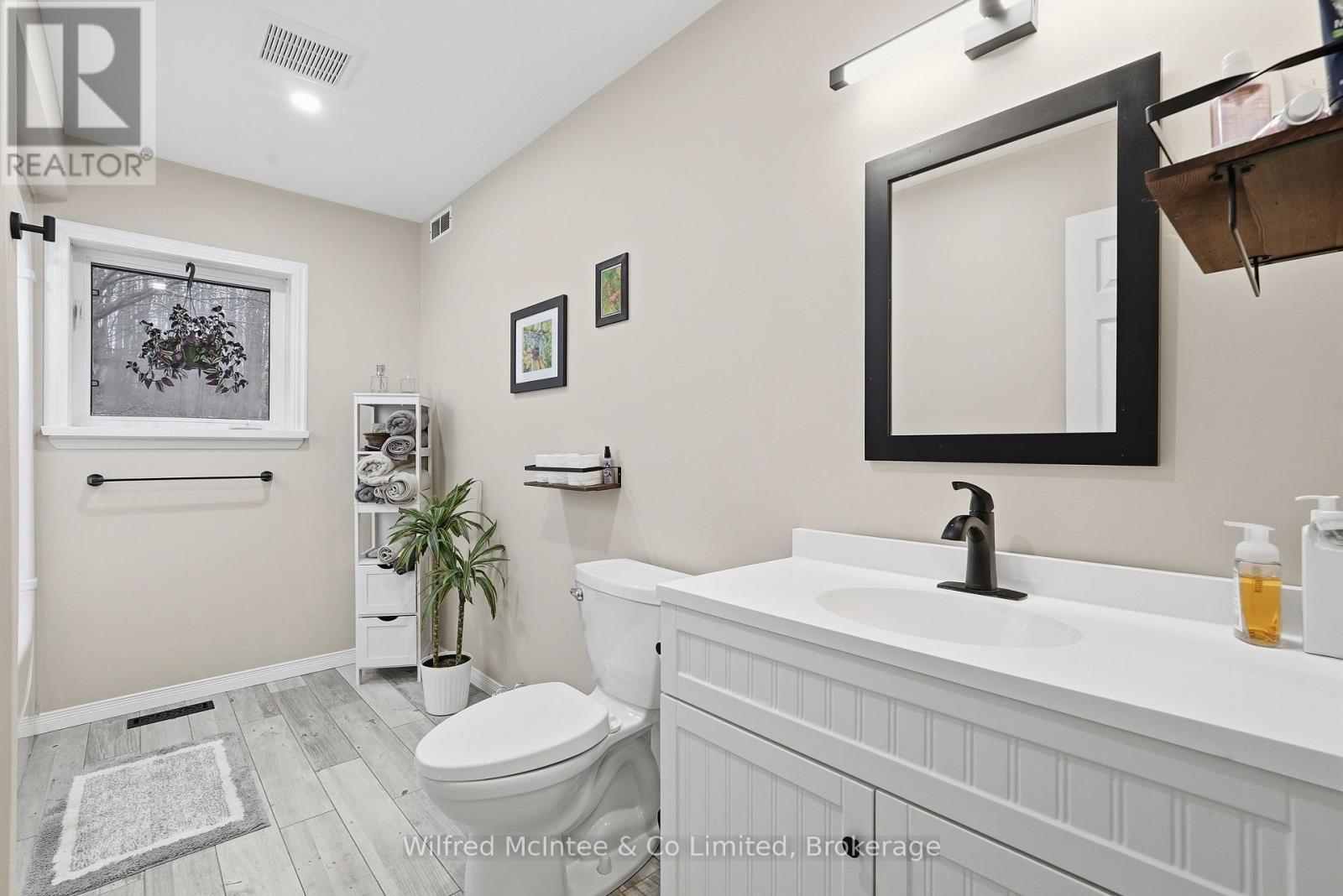 073091 10Th Sideroad Sdr, West Grey, ON - Indoor Photo Showing Bathroom