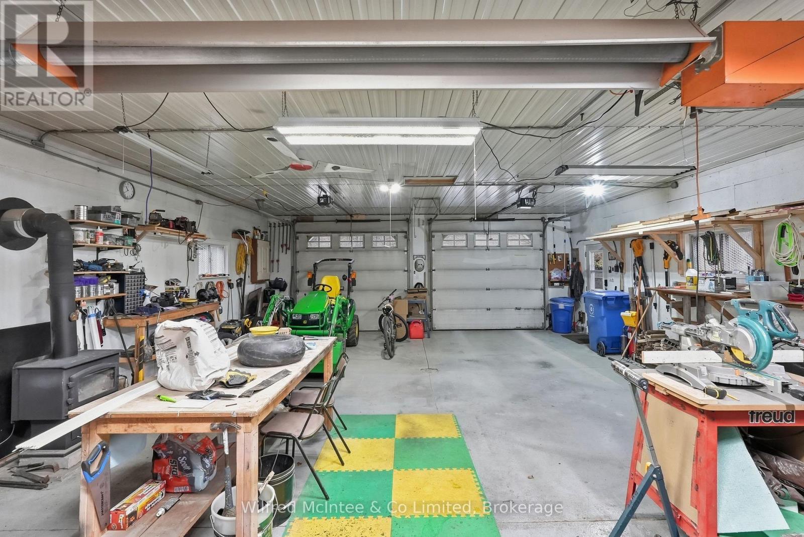 073091 10Th Sideroad Sdr, West Grey, ON - Indoor Photo Showing Garage