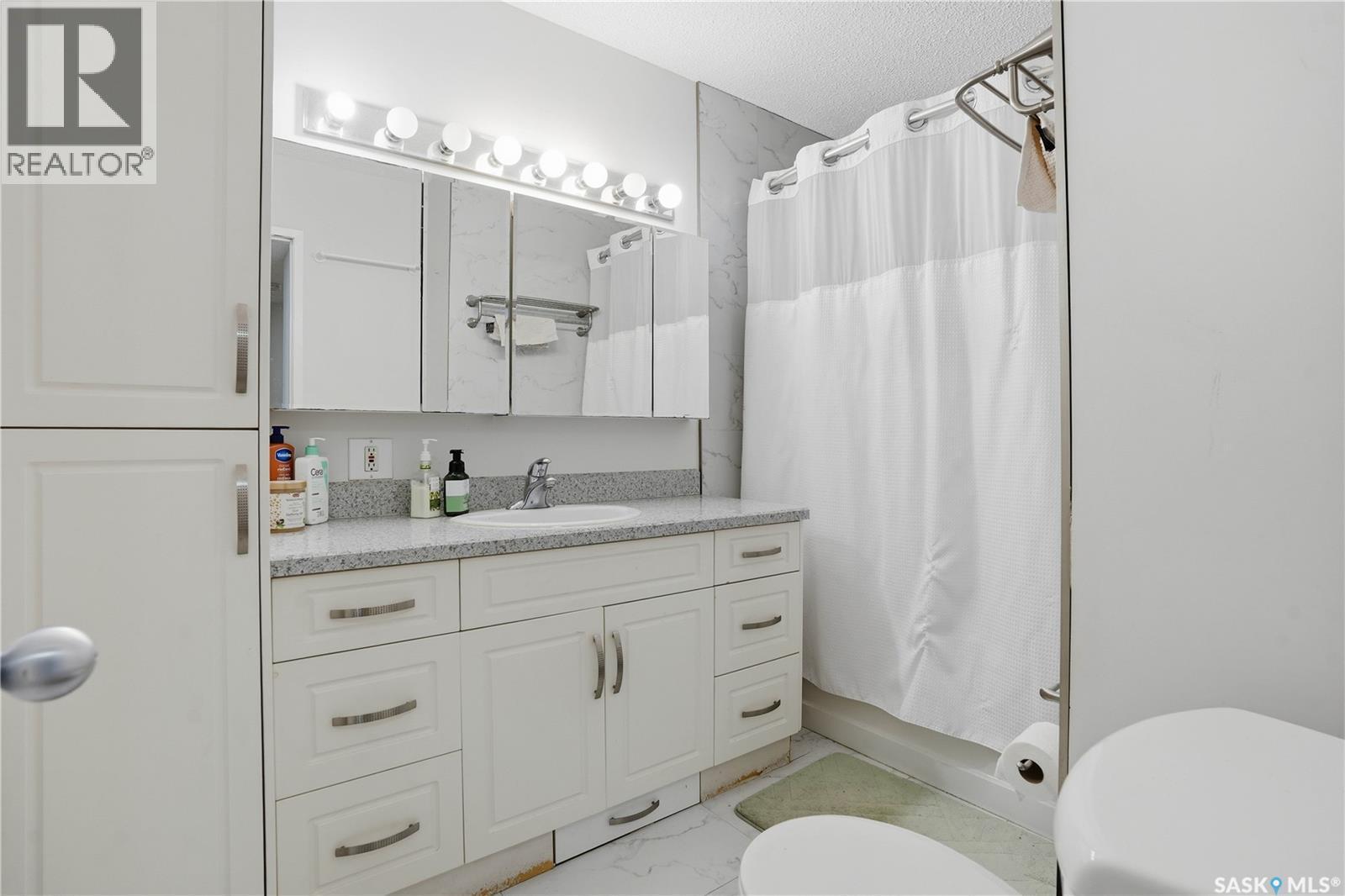 226 Plainsview Drive, Regina, SK - Indoor Photo Showing Bathroom