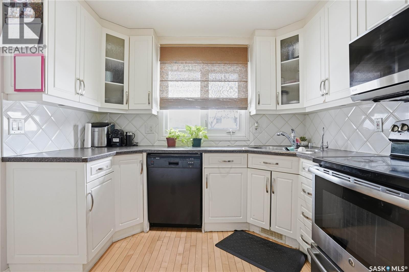 226 Plainsview Drive, Regina, SK - Indoor Photo Showing Kitchen