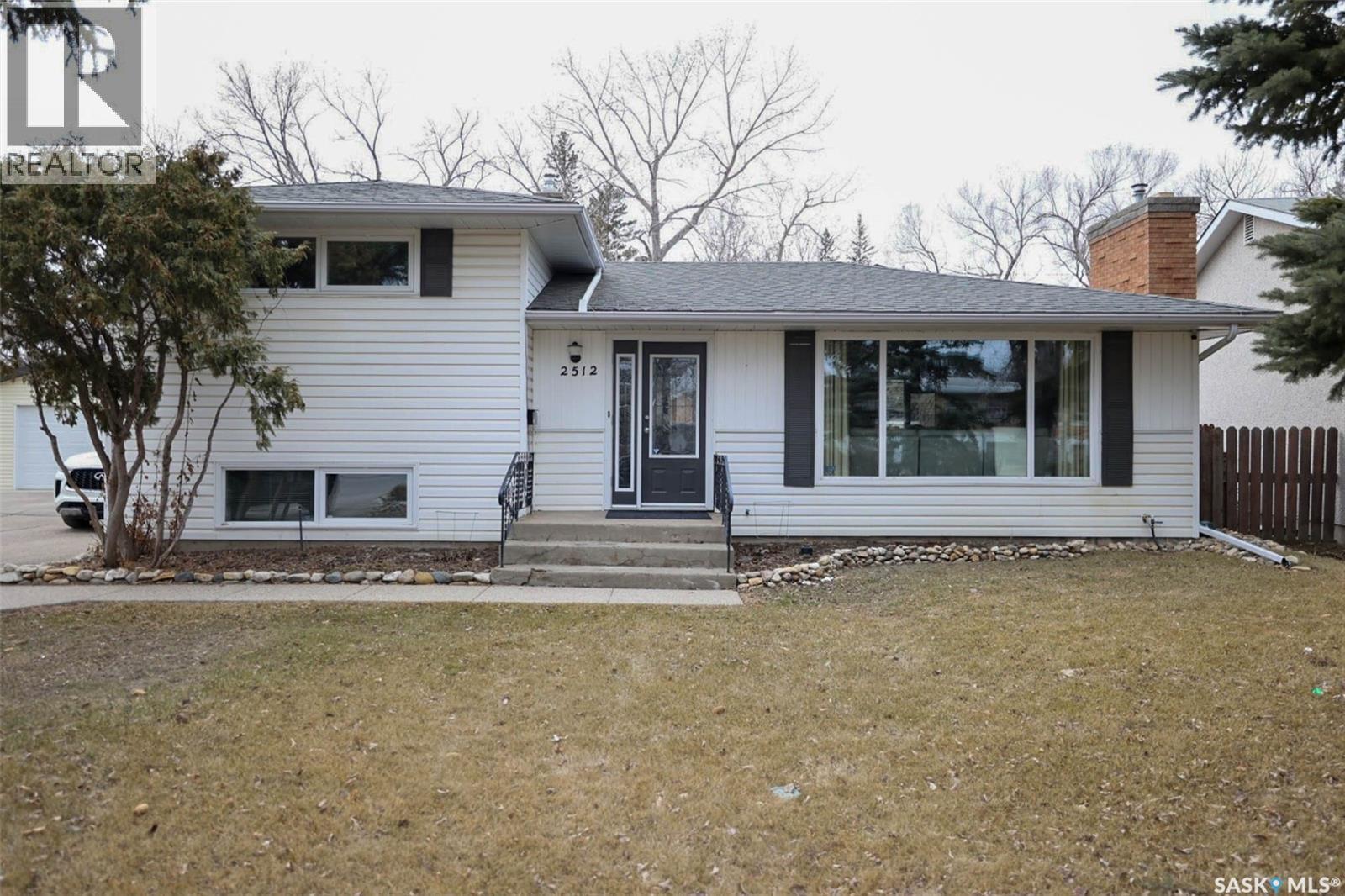 2512 Grant Road, Regina, SK - Outdoor