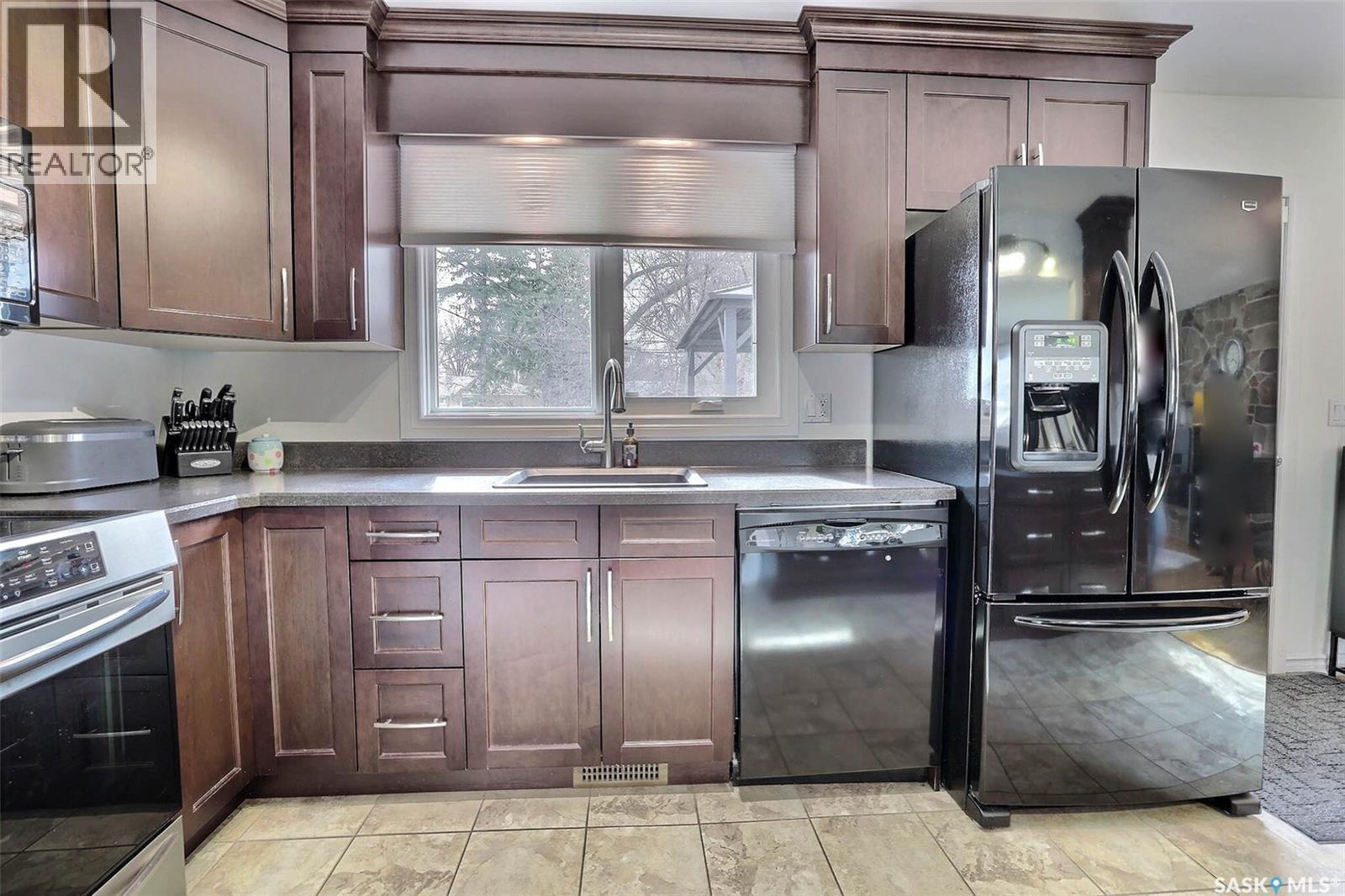2512 Grant Road, Regina, SK - Indoor Photo Showing Kitchen