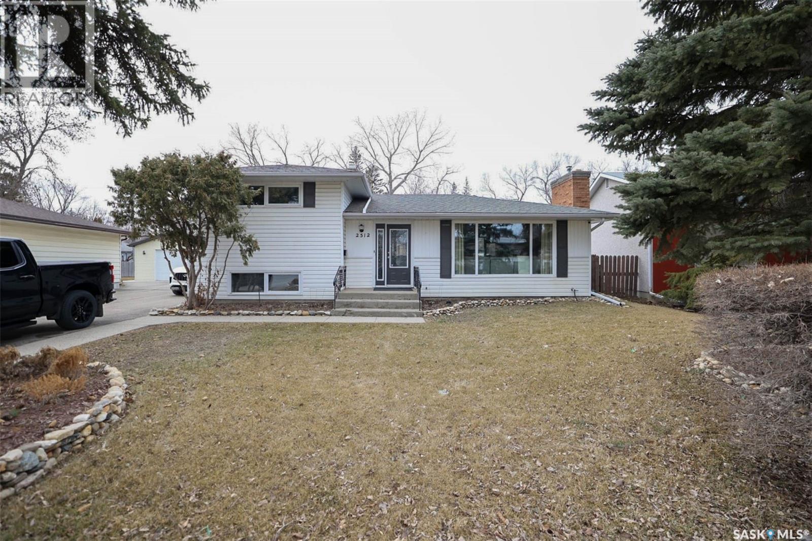 2512 Grant Road, Regina, SK - Outdoor