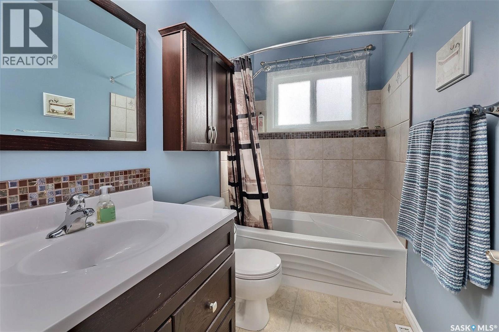 2512 Grant Road, Regina, SK - Indoor Photo Showing Bathroom