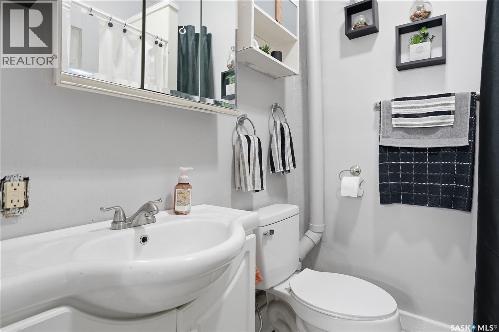 1150 3Rd Avenue Ne, Moose Jaw, SK - Indoor Photo Showing Bathroom
