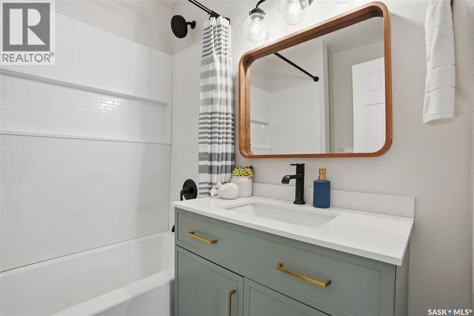 840 I Avenue S, Saskatoon, SK - Indoor Photo Showing Bathroom