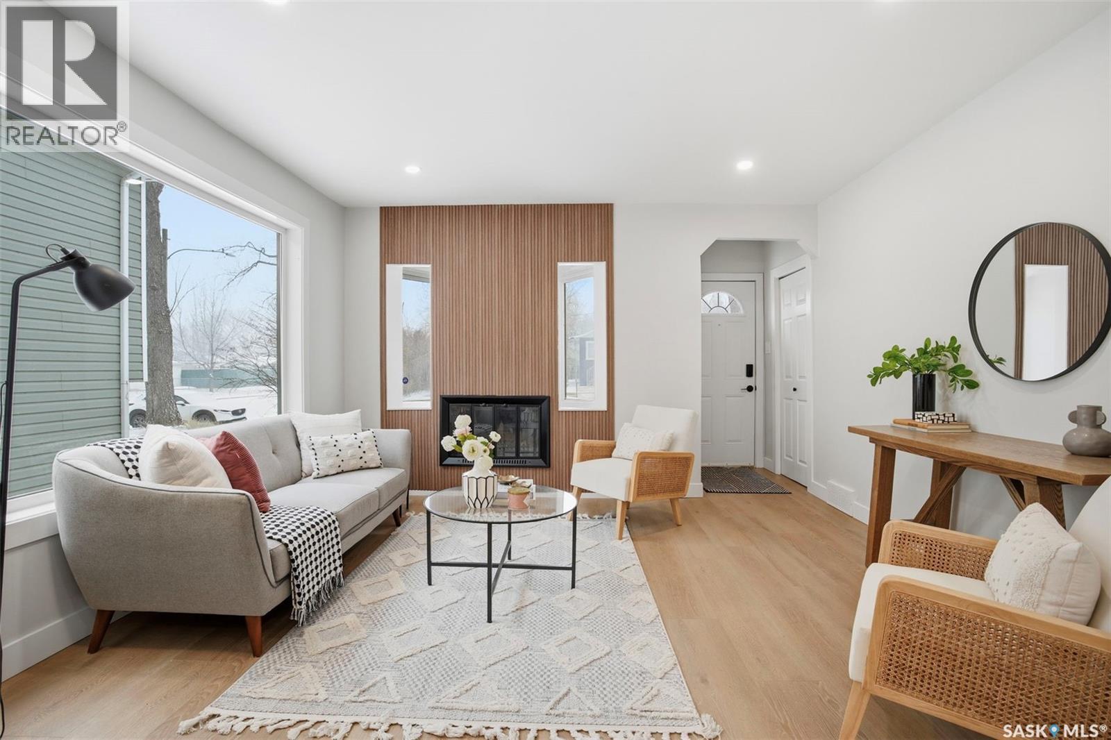 840 I Avenue S, Saskatoon, SK - Indoor Photo Showing Living Room