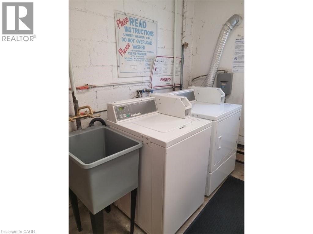 Dedicated laundry area with a utility sink, washing machine, and dryer - 981 Mohawk Road E, Hamilton, ON - Indoor Photo Showing Laundry Room