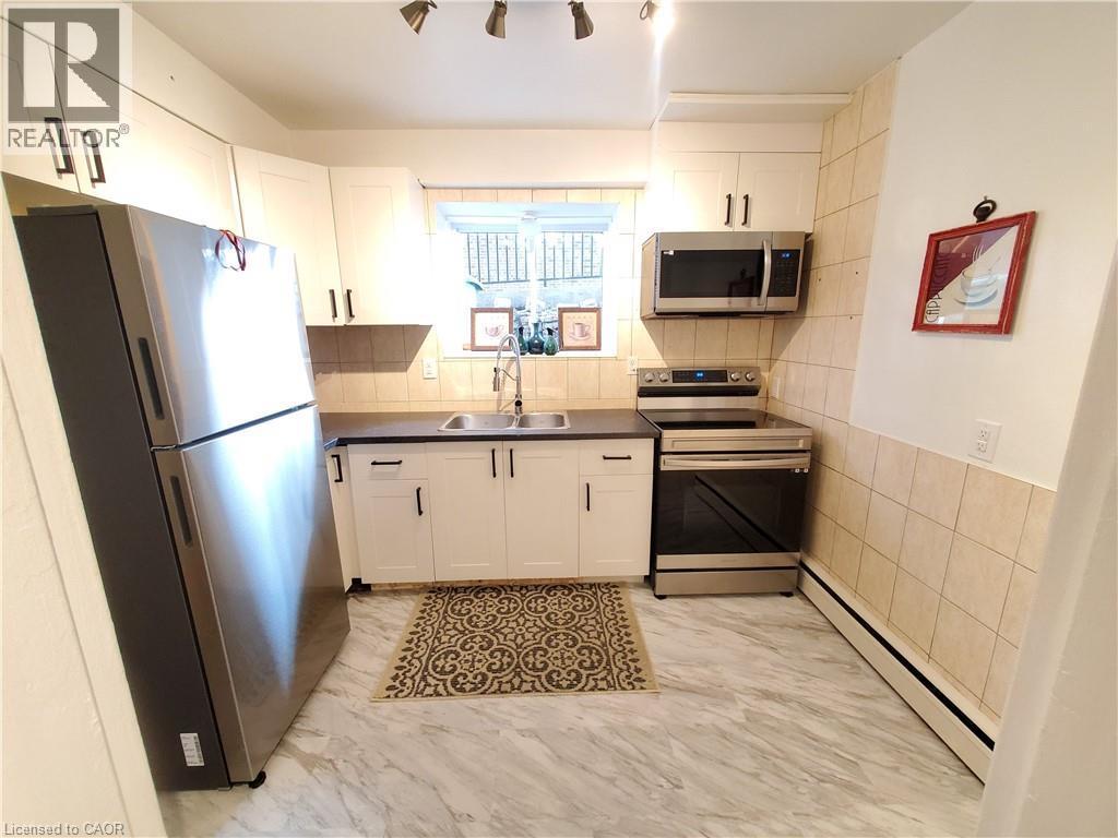 981 Mohawk Road E, Hamilton, ON - Indoor Photo Showing Kitchen With Double Sink