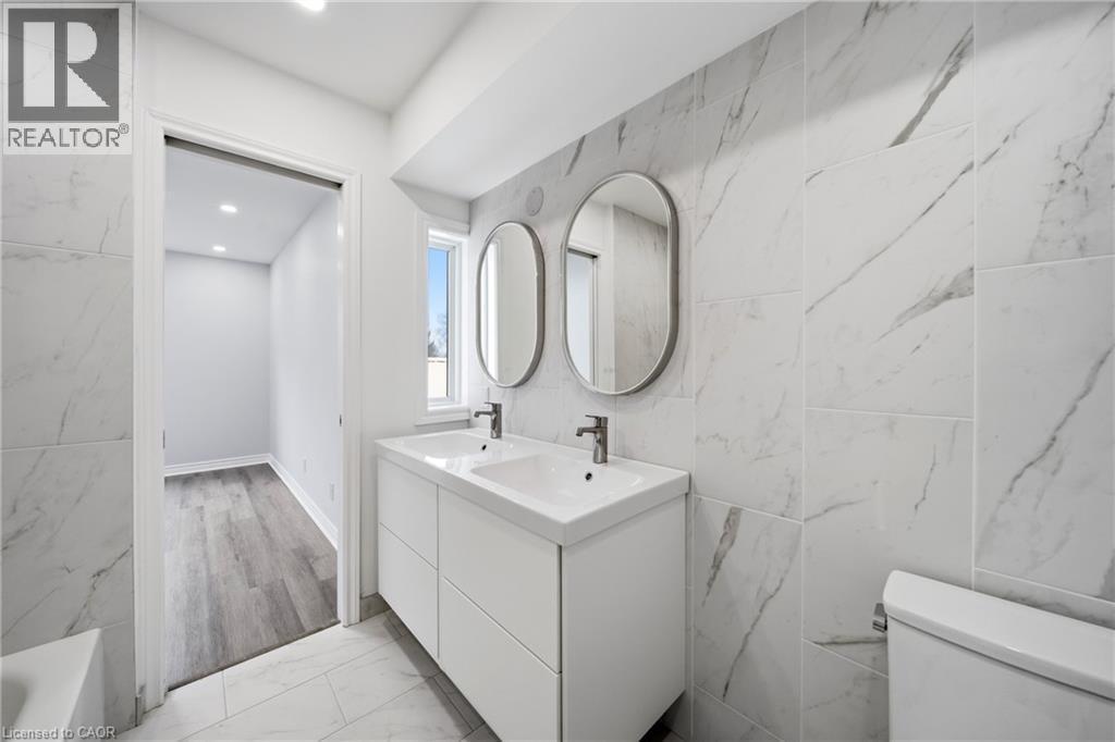 233B Vine Street, St. Catharines, ON - Indoor Photo Showing Bathroom