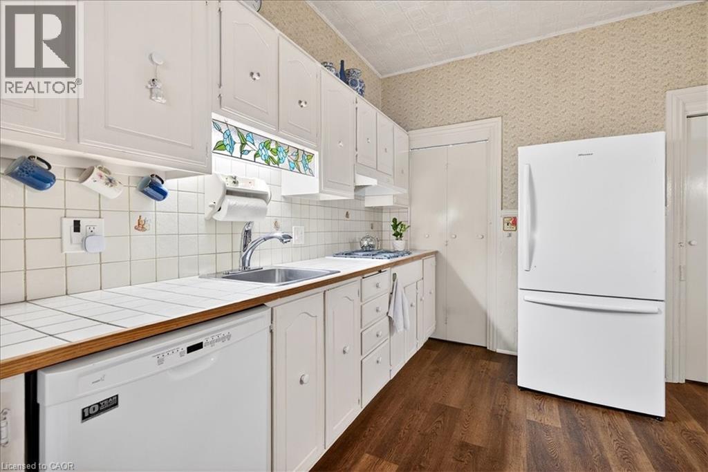 139 Queen Street S, Hamilton, ON - Indoor Photo Showing Kitchen