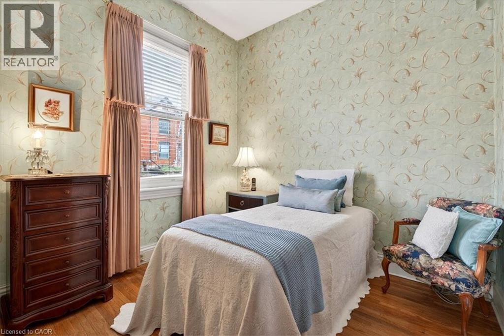 139 Queen Street S, Hamilton, ON - Indoor Photo Showing Bedroom