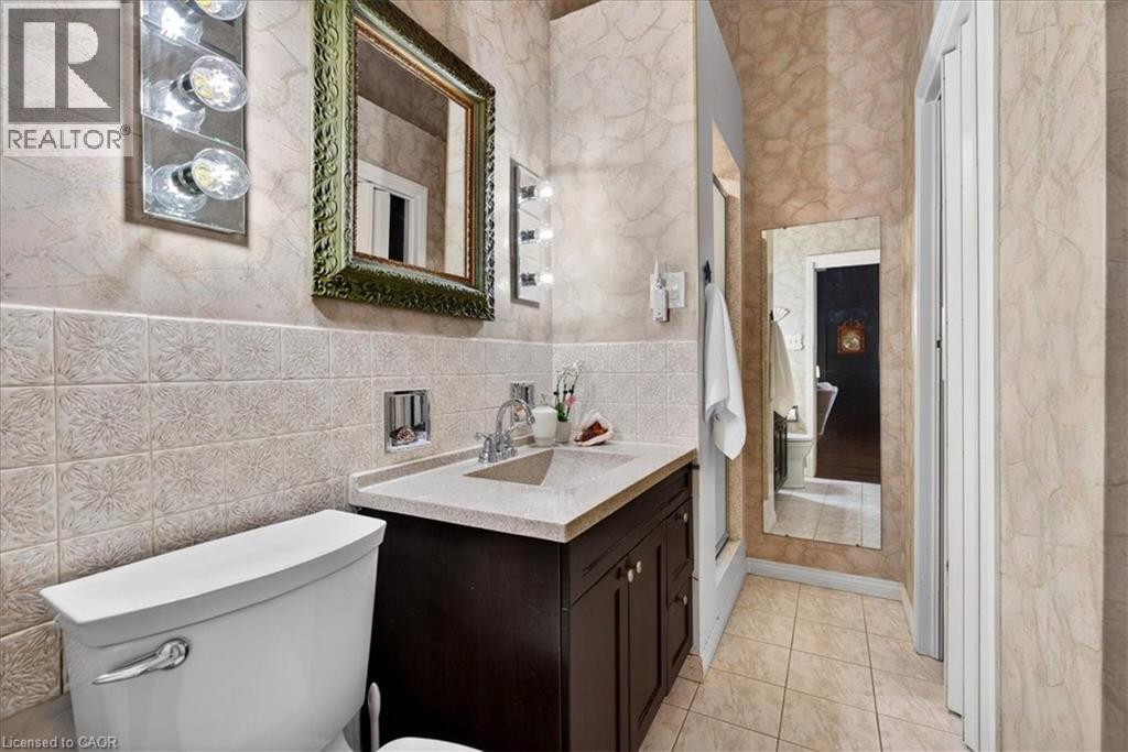 139 Queen Street S, Hamilton, ON - Indoor Photo Showing Bathroom