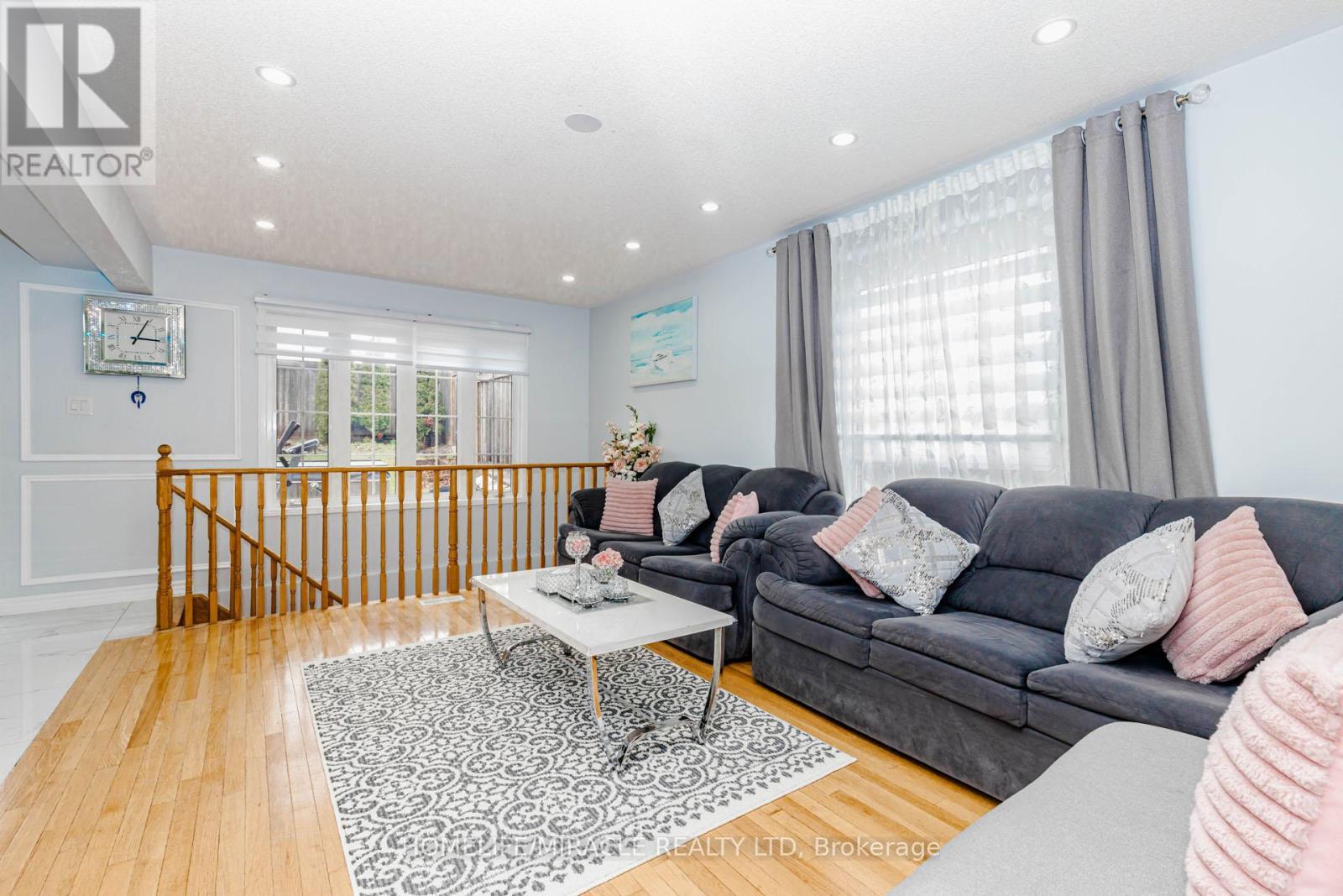60 Bushmill Circle, Brampton, ON - Indoor Photo Showing Living Room