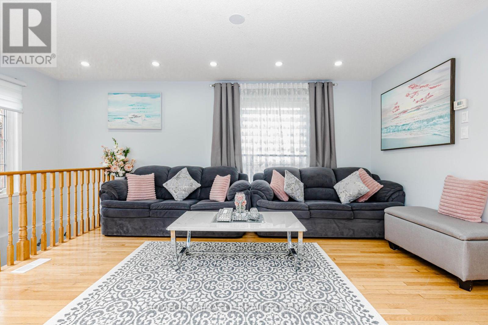 60 Bushmill Circle, Brampton, ON - Indoor Photo Showing Living Room