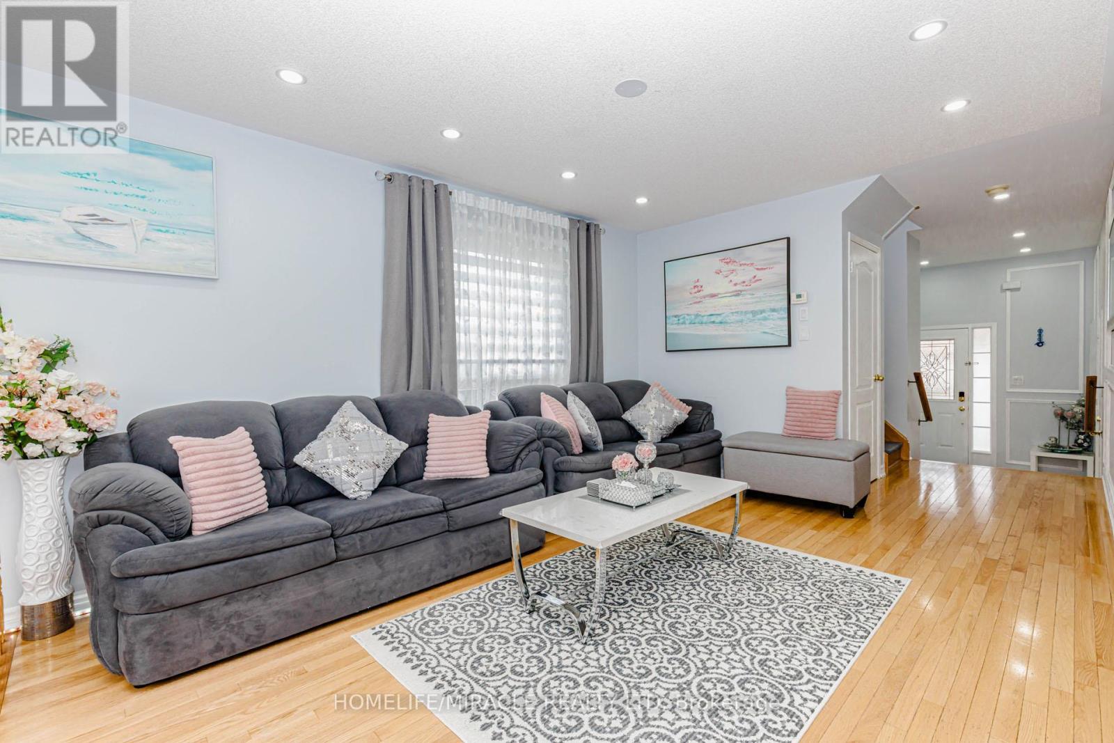60 Bushmill Circle, Brampton, ON - Indoor Photo Showing Living Room