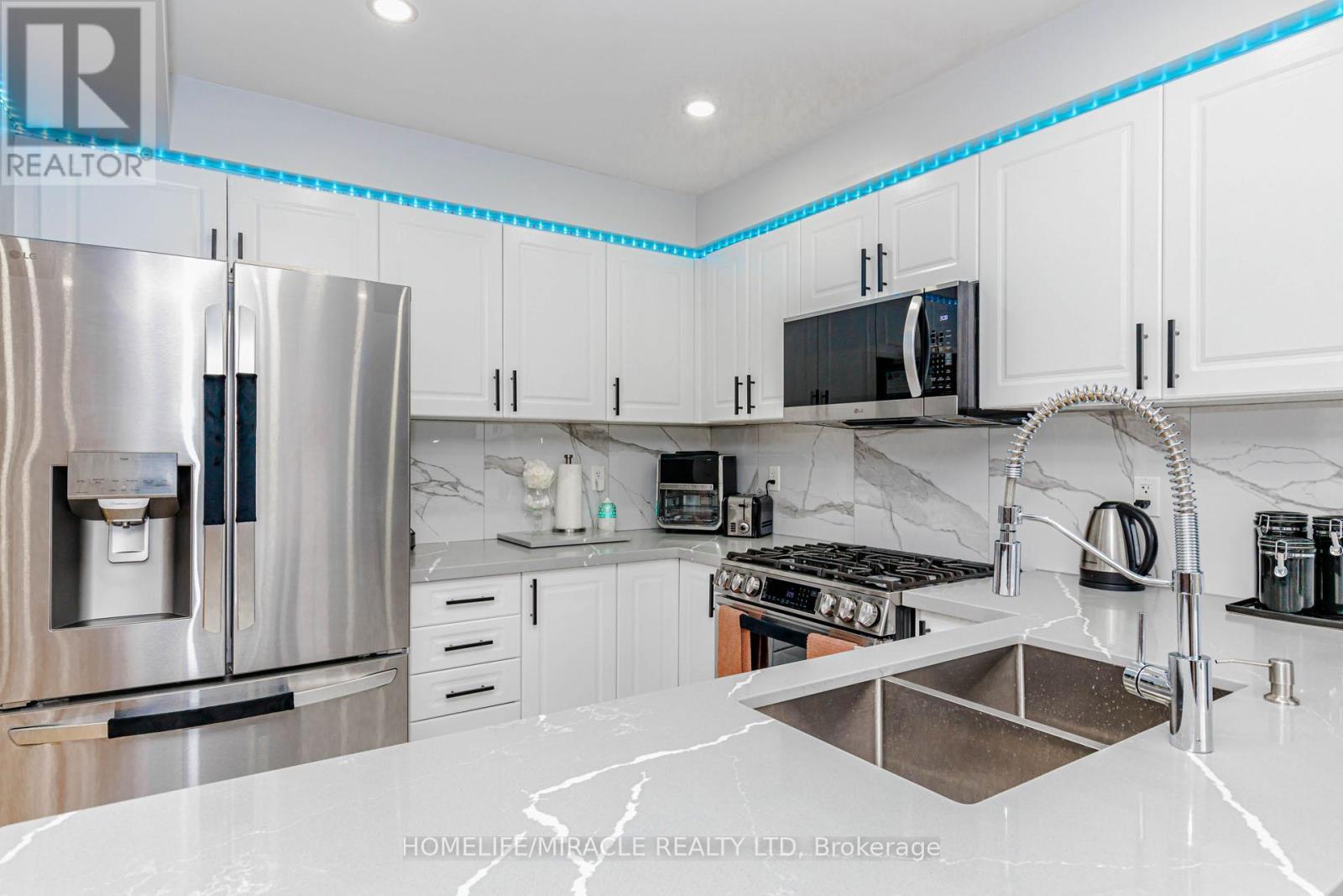 60 Bushmill Circle, Brampton, ON - Indoor Photo Showing Kitchen With Double Sink With Upgraded Kitchen